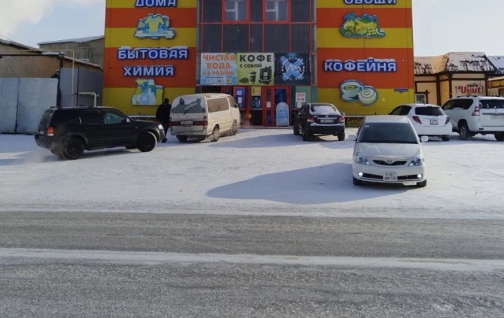 Возле торгового центра в Якутске женщина в камуфляжной одежде и на костылях просила милостыню