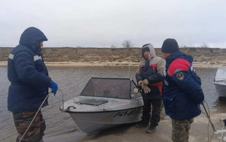 Рыбаков, попавших в шторм в Якутии, спасли