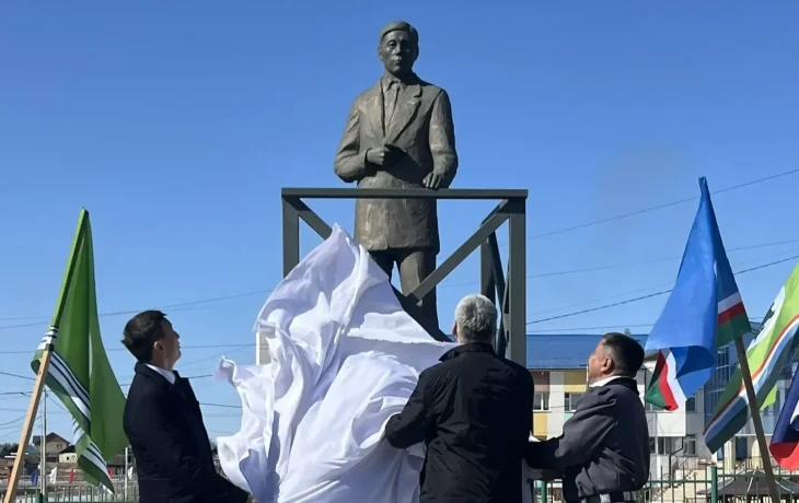 Памятник Платону Ойунскому открыли в селе Черкех Якутии
