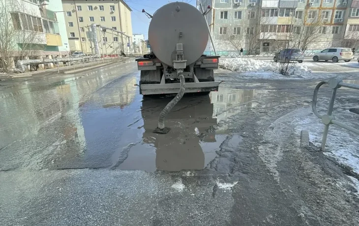 Айсен Николаев ответил на жалобы жительницы Якутска на весенние лужи