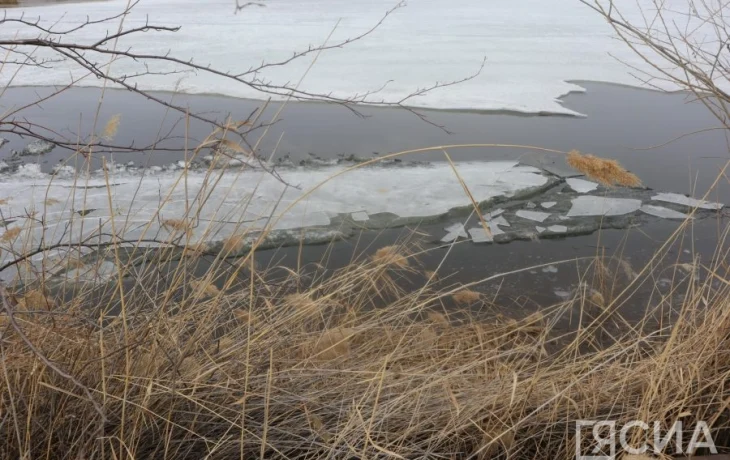 В селе Оленек закрыли мост из-за подъема уровня воды