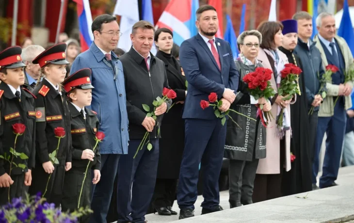 Глава Якутии почтил память героев-тружеников Алдана