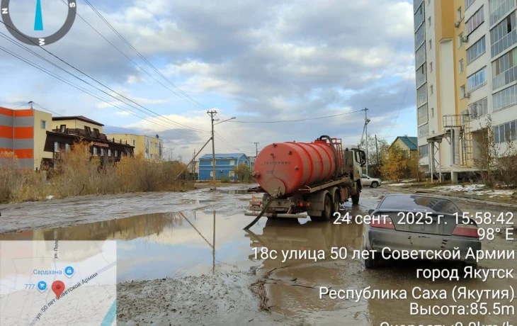 В Якутске после снегопада с улиц откачивают талые воды