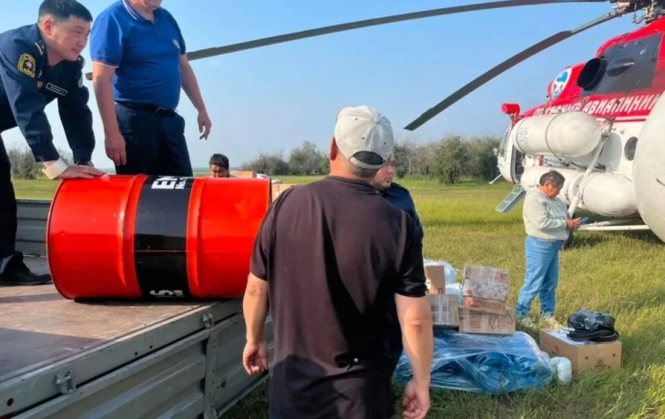 Вертолёт Ми-8 доставил топливо огнеборцам, работающим на пожаре у села Эйик