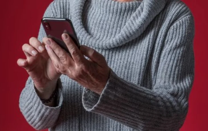 В Якутске 59-летняя женщина украла телефон у соседки-пенсионерки