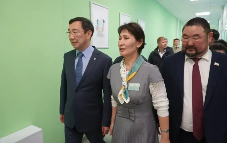 Айсен Николаев в Олекминске проверил работу Семейного МФЦ