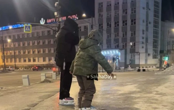 Каток вместо тротуара. В Якутске блогер вывела детей кататься на проспект Ленина