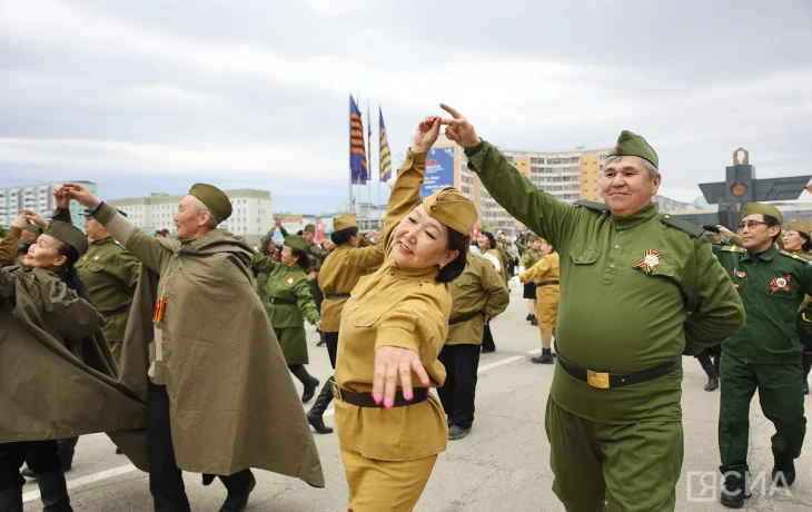 Более 1500 якутян станцевали &laquo;Вальс Победы&raquo; в Якутске
