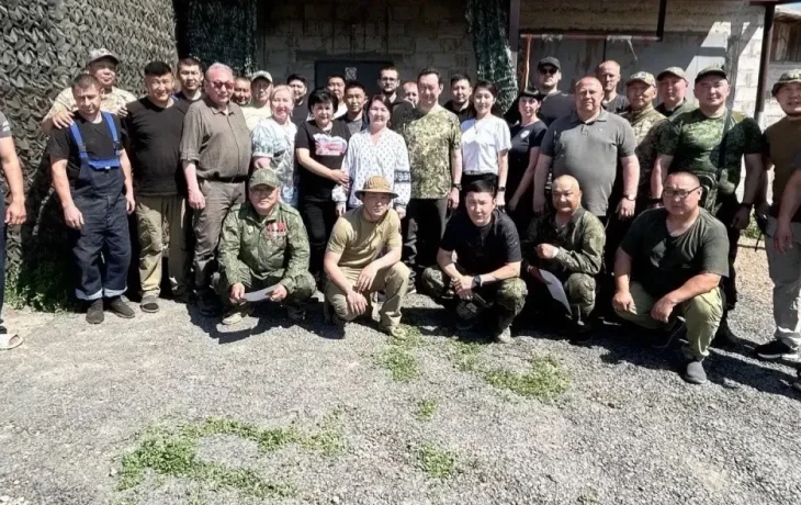 Глава Якутии встретился с бойцами СВО в ДНР и передал партию военной техники