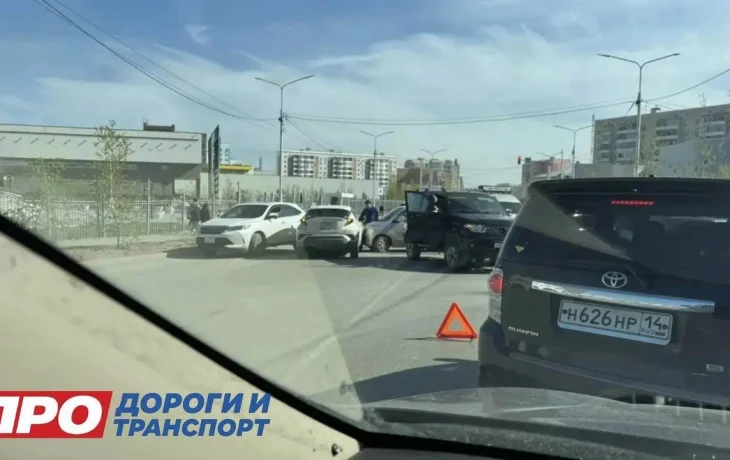 Массовое ДТП стало причиной крупной пробки на улице Ойунского в Якутске