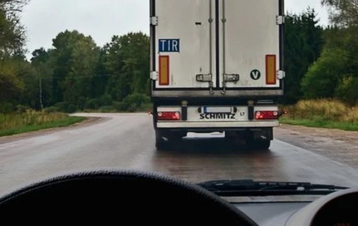 Поворот, лес и плохая идея: вопрос из экзамена по ПДД, где обгон вам не светит, а тем 52%, кто так не считает, в ближайшем будущем не светят и права