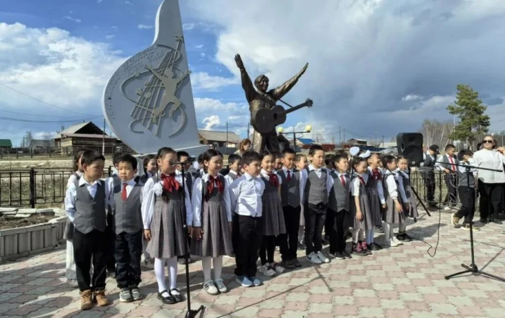 В Улахан-Ане в День песни исполнили авторские хиты Айыы Уола