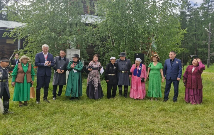 В Ытык-Кюеле открылась выставка Героя России Родимира Максимова