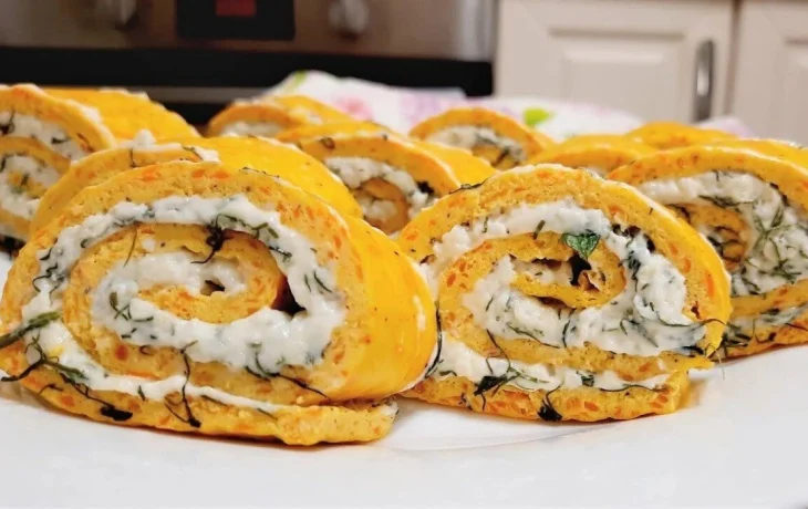 Очень красивый и&nbsp;вкусный: яичный рулет с&nbsp;сырной начинкой&nbsp;&mdash; быстрый перекус из&nbsp;того, что всегда под&nbsp;рукой
