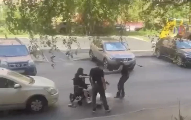 В Подмосковье водитель жестоко избил мужчину за прогулку с девушкой-колясочницей по проезжей части