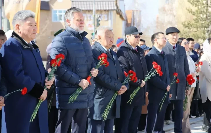В Якутске почтили память основоположника государственности республики Максима Аммосова