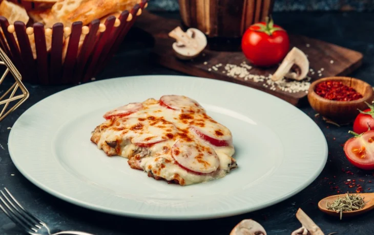 Мясо по-французски по этому рецепту всегда получается сочным: семейный секрет &mdash; подходит и для семейного ужина, и для праздничного стола