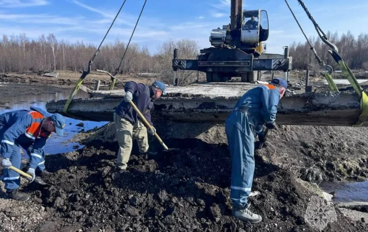 Взлетно-посадочная полоса аэропорта в Зырянке полностью освободилась от воды