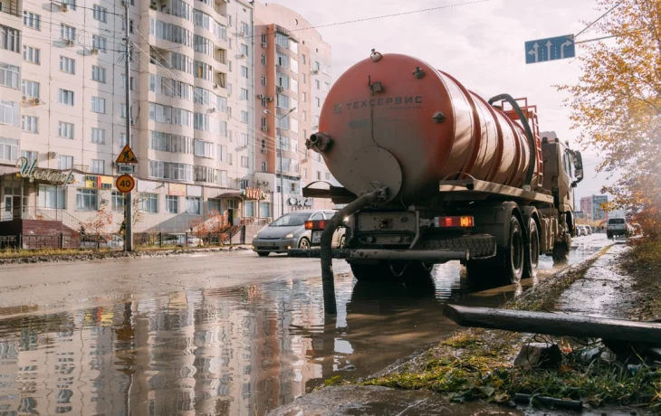 В Якутске откачивают талую воду с улиц после обильного снегопада