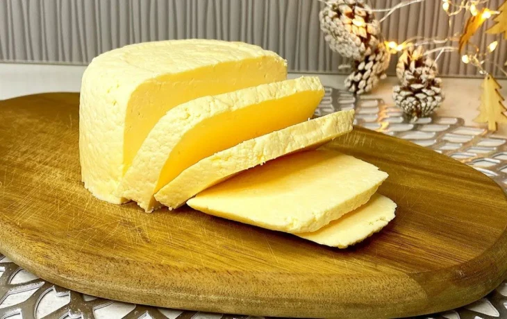 Вкуснее итальянского: готовим нежный домашний сыр из&nbsp;обычного молока за&nbsp;полчаса