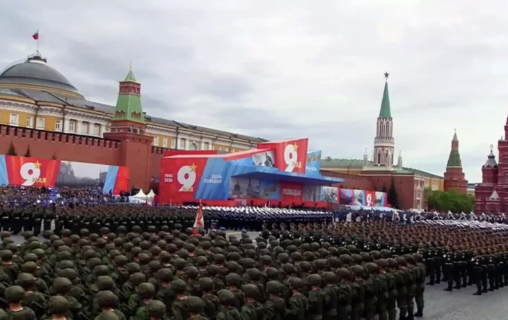 На параде на Красной площади гостям подарили модель советского бомбардировщика