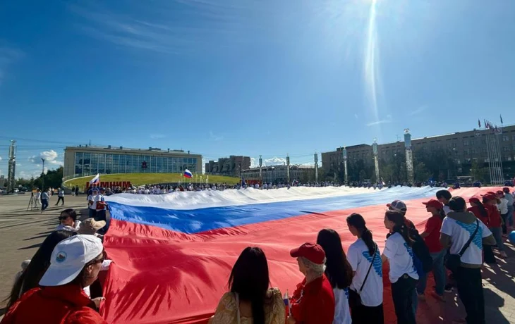 Около 200 человек развернули гигантский флаг России в центре Якутска