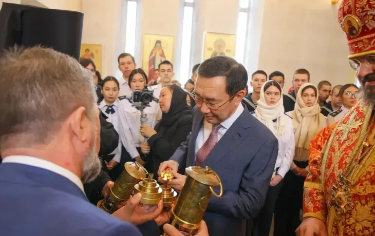 Айсен Николаев принял участие в церемонии встречи Благодатного огня в Якутии