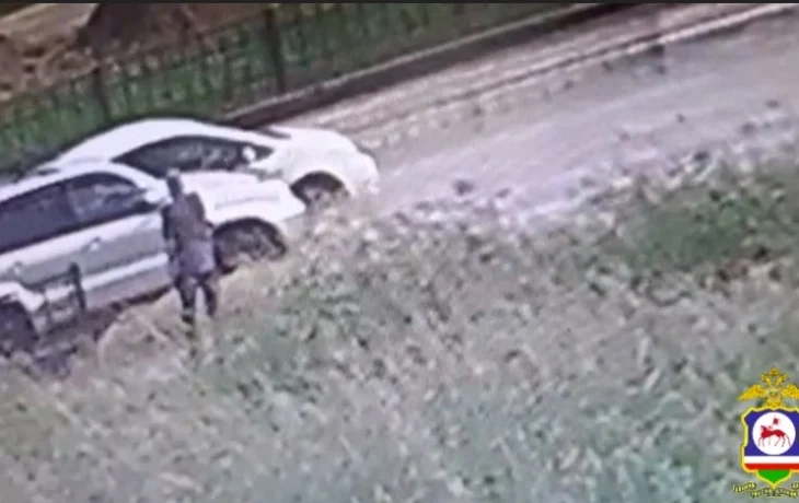 В Якутске 74-летний пешеход, которого окатили водой из лужи проезжающие мимо автомобили, выстрелил в &laquo;Тойоту Ланд Крузер&raquo;