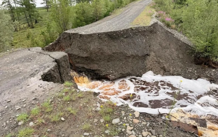 В Эвено-Бытантайском районе Якутии закрыт участок дороги из-за дождевого паводка