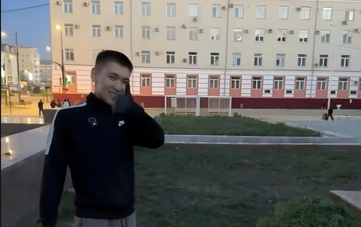 В Якутске влюбленная пара очистила клумбу на площади Ленина от сорняков