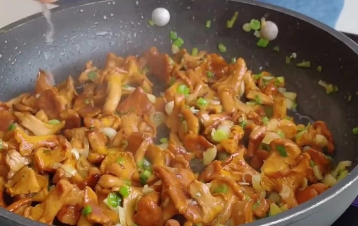 Сливочные лисички с луком и чесноком: готовлю и летом, и осенью