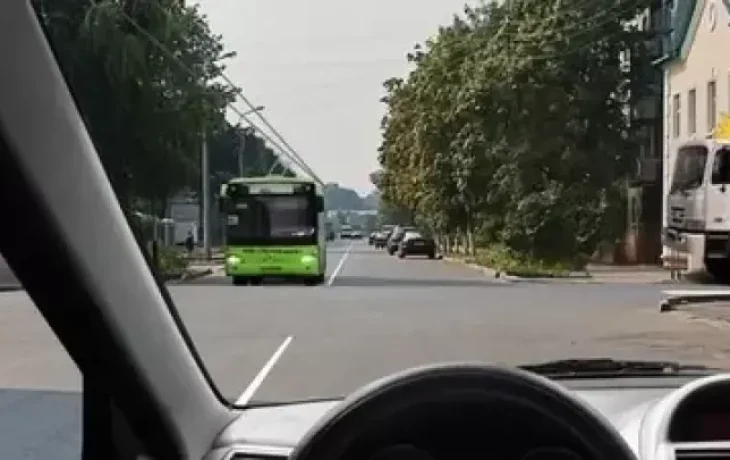 Стоять, бояться: куда ехать и что делать &mdash; вспоминаем ПДД по билету с экзамена ГАИ