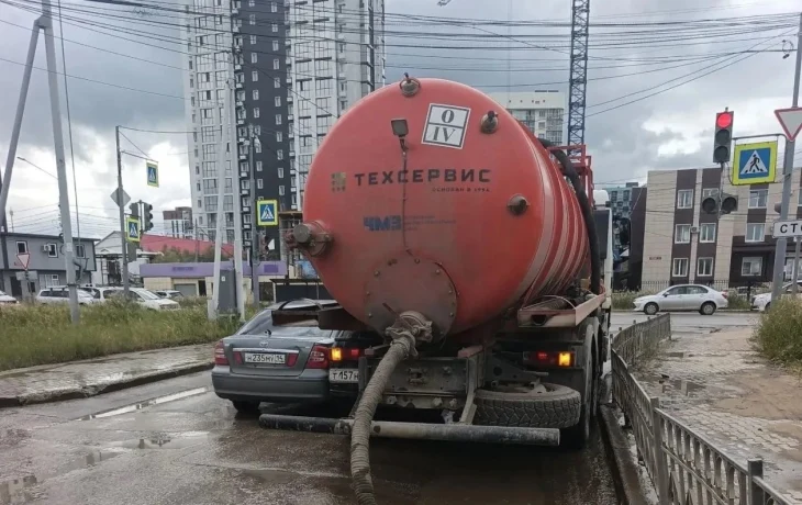 В Якутске откачивают воду с заниженных мест после дождя