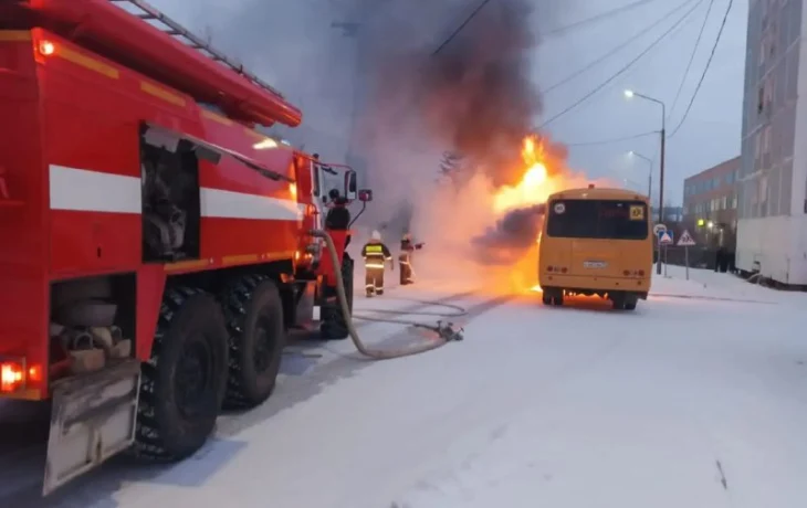В Покровске Якутии загорелся школьный автобус
