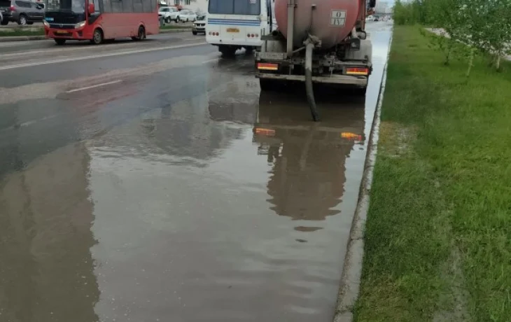 В Якутске активно откачивают воду с заниженных мест