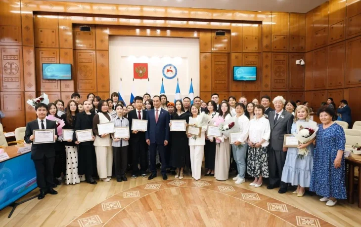 100 тысяч за 100 баллов. Глава Якутии продлил выплату школьникам