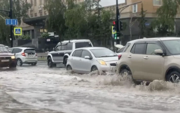 В Якутске на центральных улицах идет откачка дождевых вод