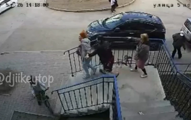 Шокирующее нападение в элитном районе Якутска: мужчина в шортах нанёс женщине несколько ударов, предположительно, ножом и скрылся