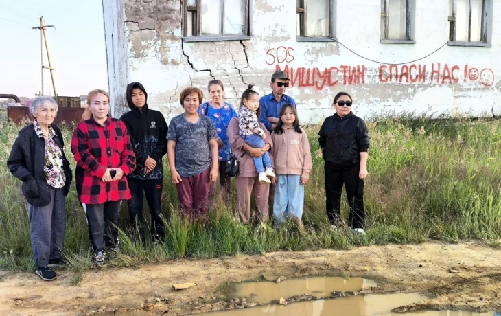 Фотофакт: Управа Сайсарского округа закрасила надпись "SOS!Мишустин, спаси нас!" на доме в Якутске