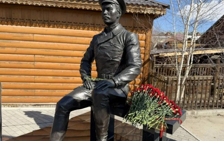Якутяне возложили цветы к памятнику Степану Аржакову