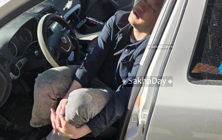 Разбил стекло булыжником и проник в авто. Жительница Якутска застала экс-депутата от "Единой России" в своей машине