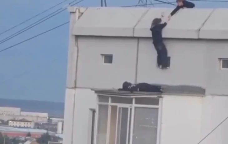 В Якутске подростки забрались на крышу балкона, не опасаясь сорваться с высоты