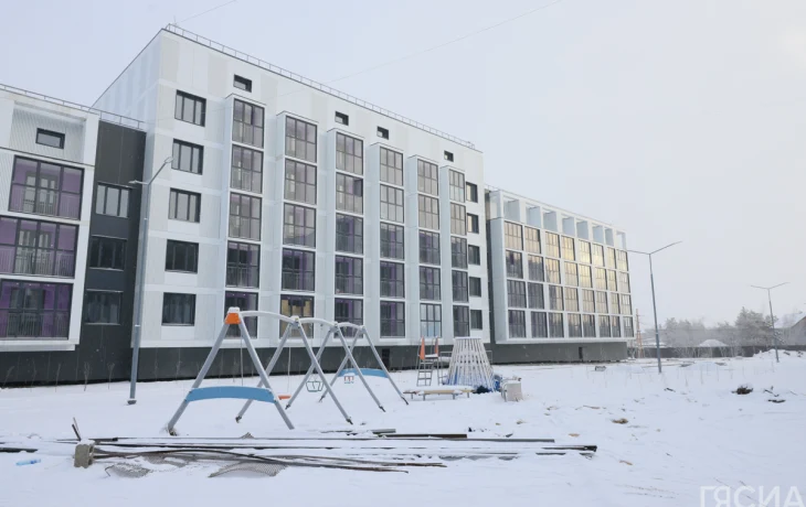 Более 120 аварийных домов расселят в Якутии в 2026 году
