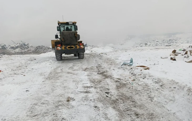 В тушении пожара на свалке в Нижнем Бестяхе задействована большегрузная техника