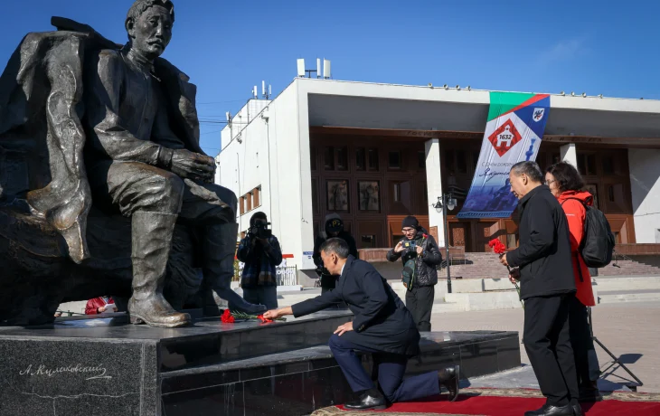 В Якутске возложили цветы к памятнику Алексею Кулаковскому в День языков народов России