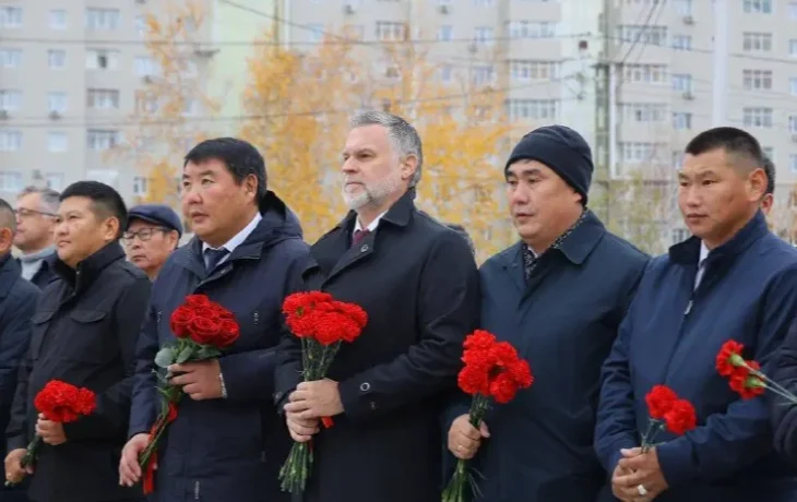 В Якутске в День государственности почтили память Максима Аммосова