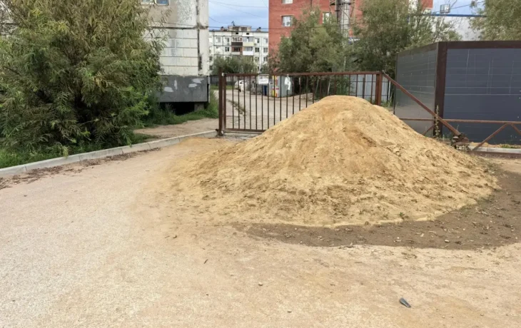 Аммосова 4: как кучи песка стали &laquo;законным&raquo; забором в Якутске