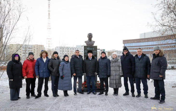 Делегация Республики Татарстан возложила цветы к бюсту Мусы Джалиля в Якутске
