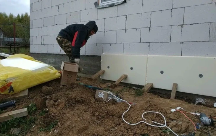 Обязательное действие или&nbsp;лишние траты: надо&nbsp;ли утеплять фундамент&nbsp;&mdash; всё зависит от&nbsp;его типа
