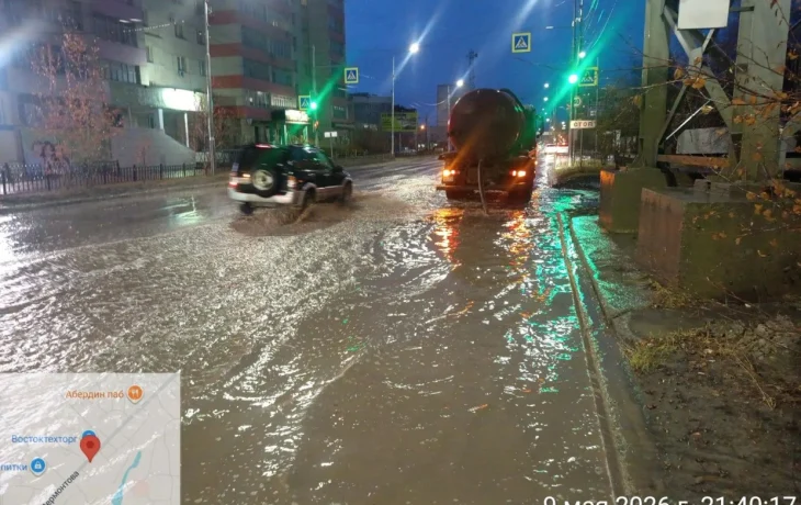 В Якутске после дождя активно откачивают воду с заниженных мест